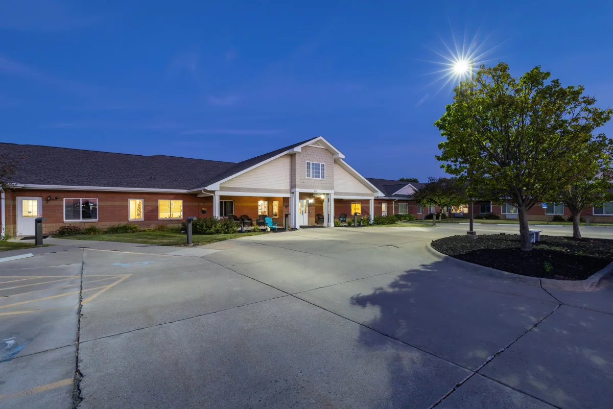https://www.jaybirdseniorliving11.net/wp-content/uploads/2023/12/Courtyard_Estates_at_Hawthorne_Crossing_25_1200.webp