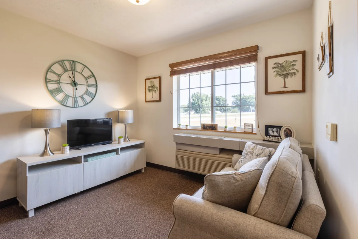 https://www.jaybirdseniorliving11.net/wp-content/uploads/2023/12/Lawton_Senior_Living_12_1200.webp