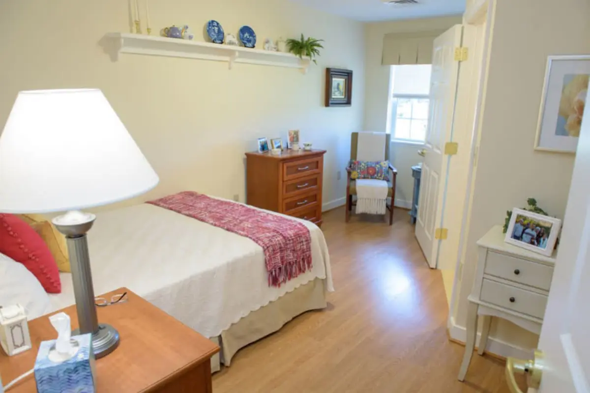 https://www.jaybirdseniorliving11.net/wp-content/uploads/2024/07/Bedroom-1.webp