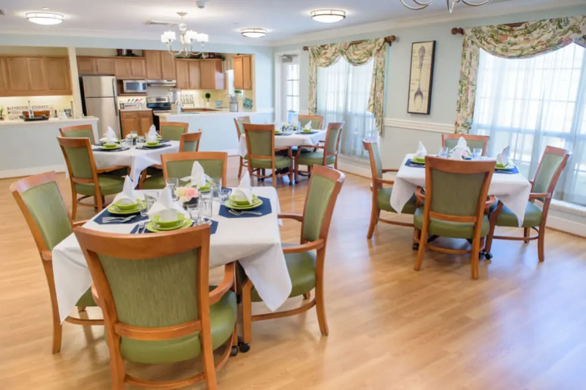 https://www.jaybirdseniorliving11.net/wp-content/uploads/2024/07/Dining-Room-2.webp